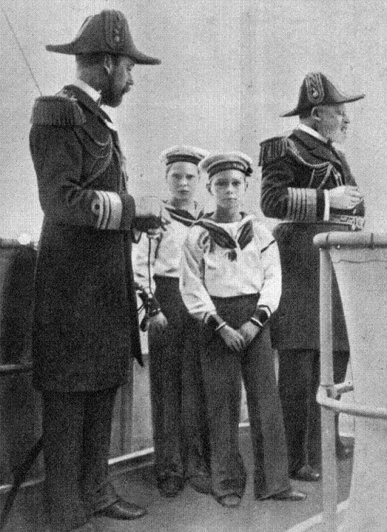 Король Великобритании Эдвард VII- справа, -  с сыном - слева - и внуками - в центре 