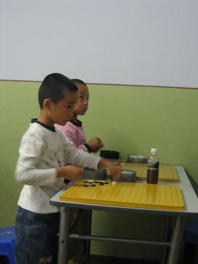 Китайская профессиональная детская школа WEIQI. Не хватает роста сидеть за столами - значит, пока будут стоять